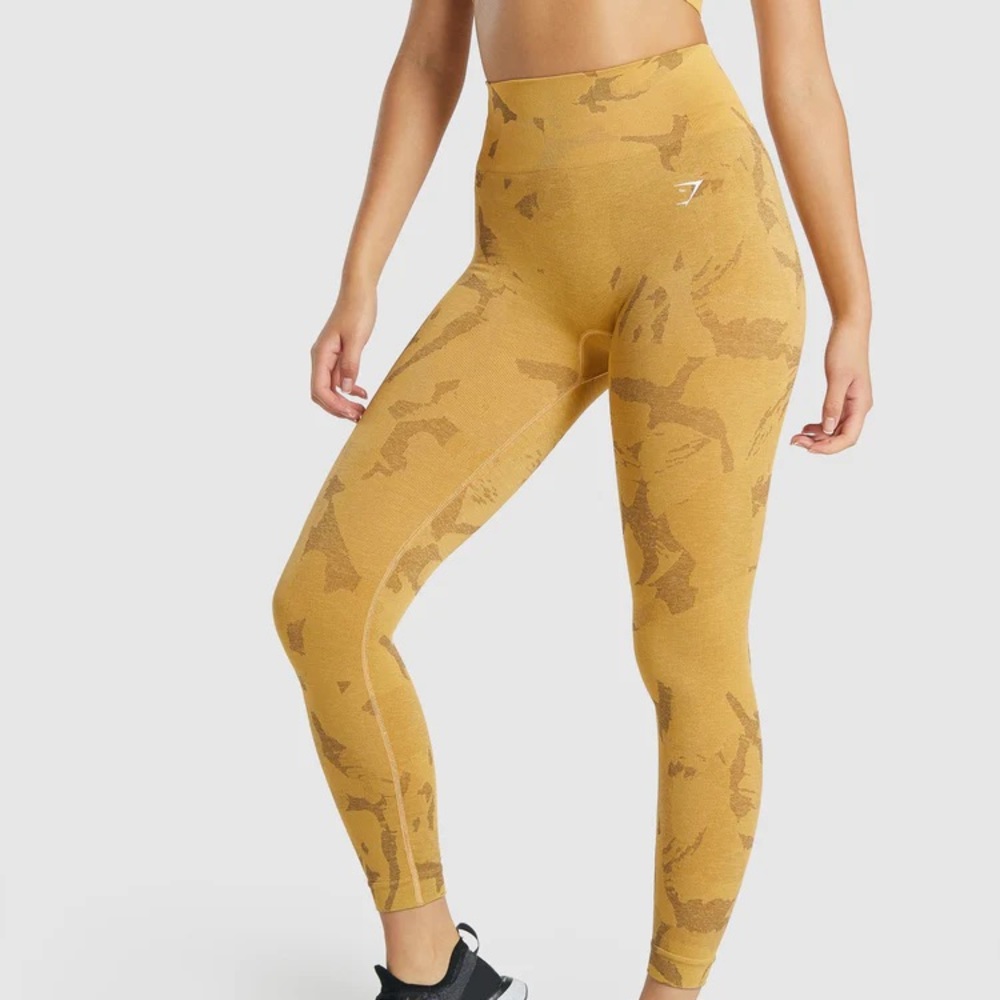 NEVER WORN - ADAPT CAMO SEAMLESS LEGGINGS
